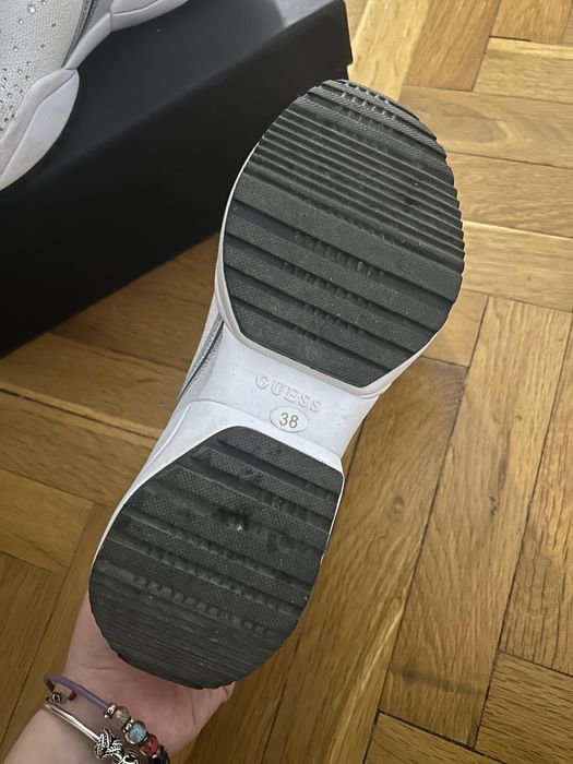 Бели обувки Guess с камъчета