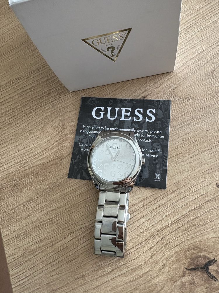 Чисто нов, оригинален дамски часовник на Guess