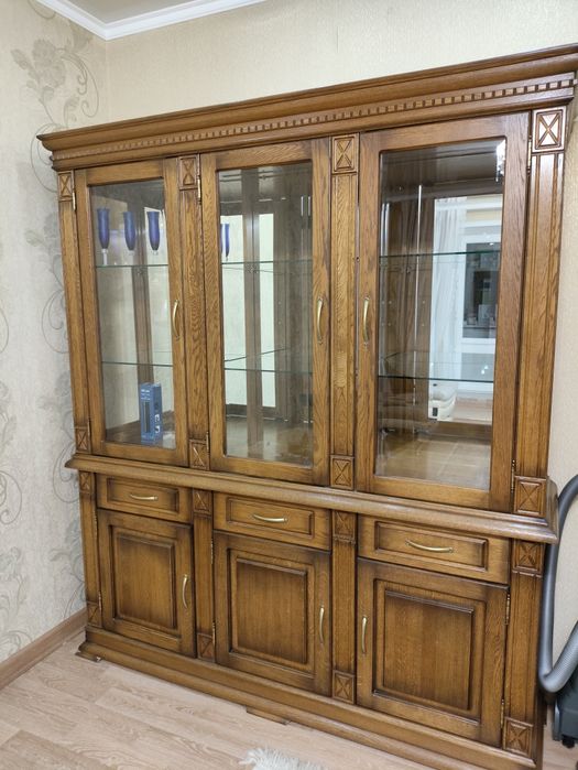 Продается шкаф-витрина (сервант)