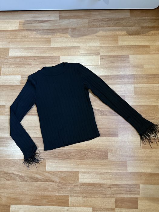 Кофта с перьями размер S. Новая.