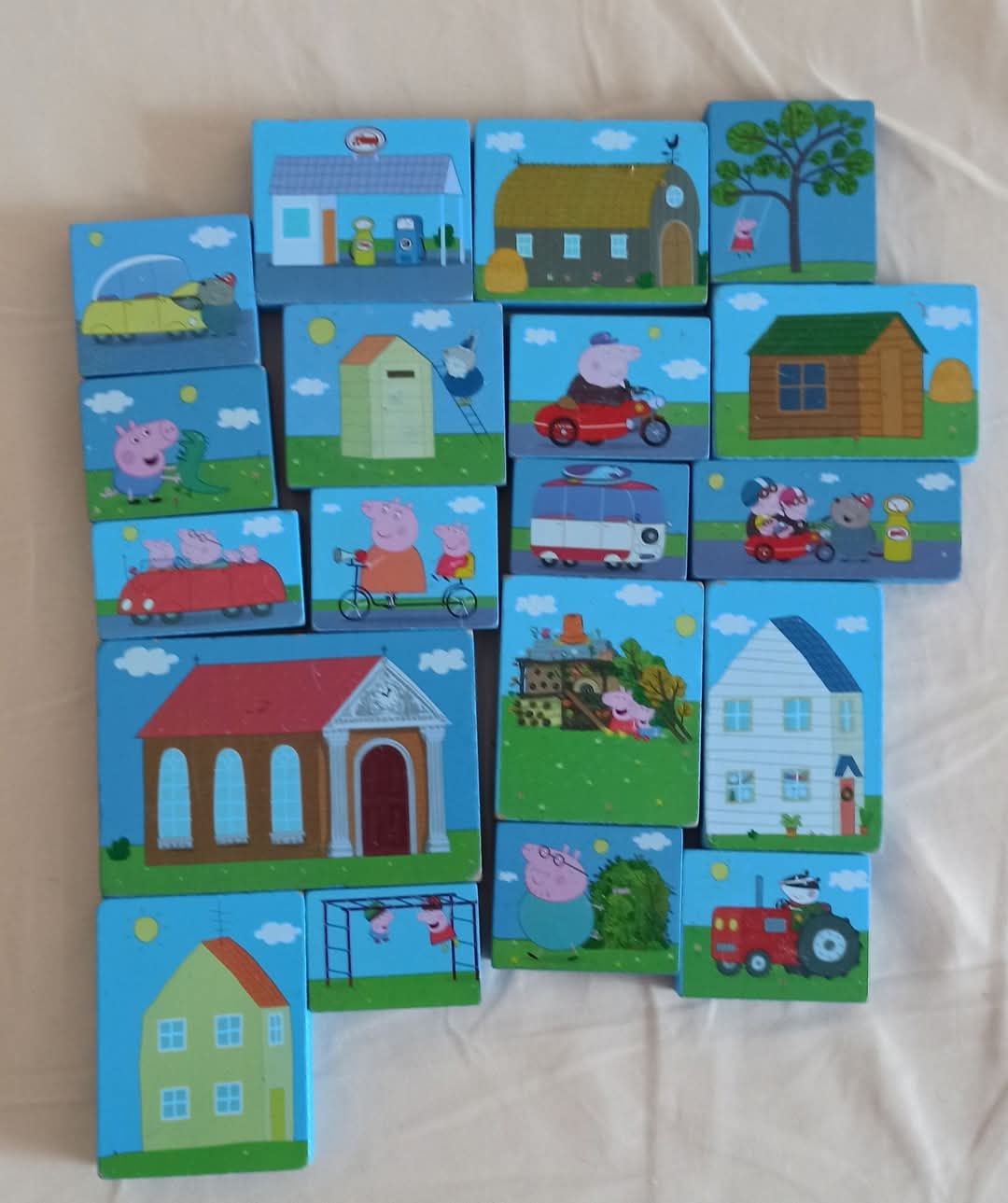 Jucarii, carti si prosop plaja familia purcelusului Peppa