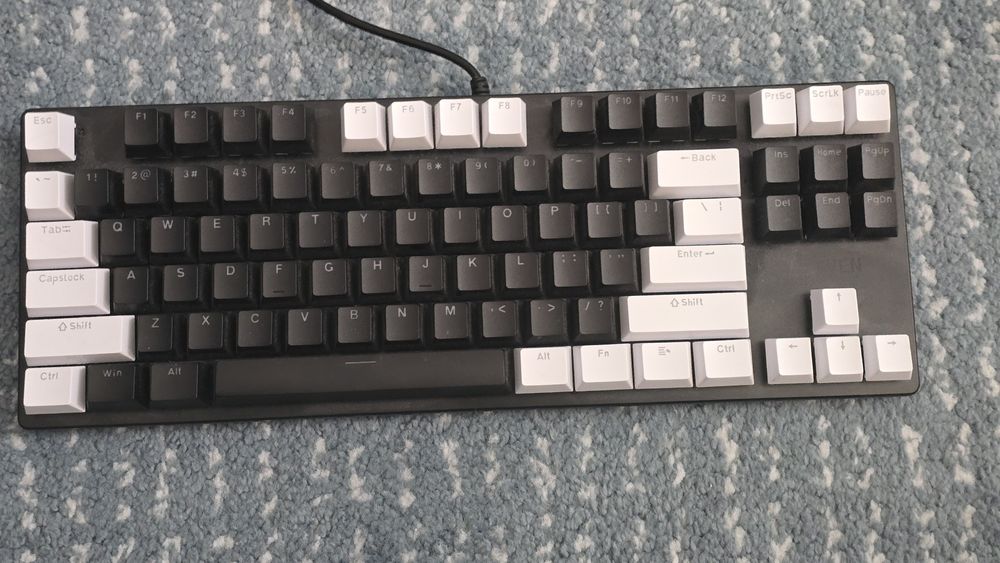 Tastatura mecanica gaming puțin folosita