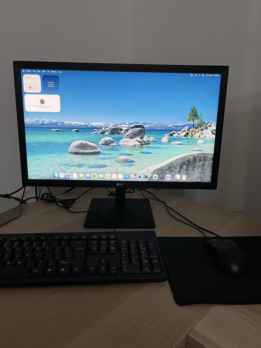 Monitor 22" cu mouse si tastatura