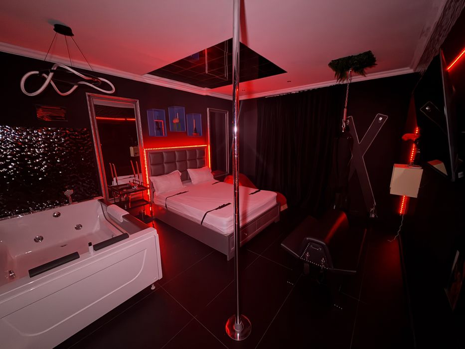 Regim Hotelier BDSM Jacuzzi