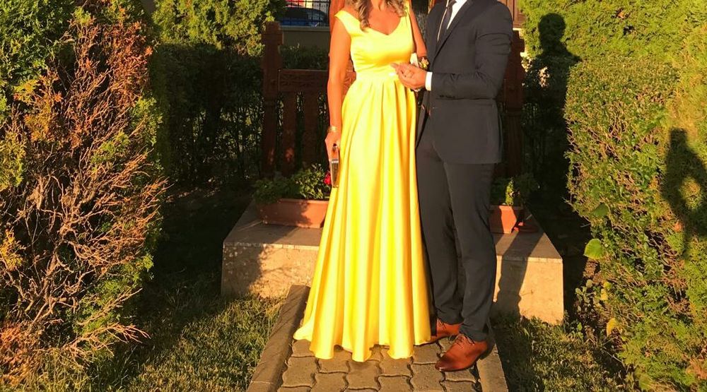 Vand rochie ocazii galbena lunga