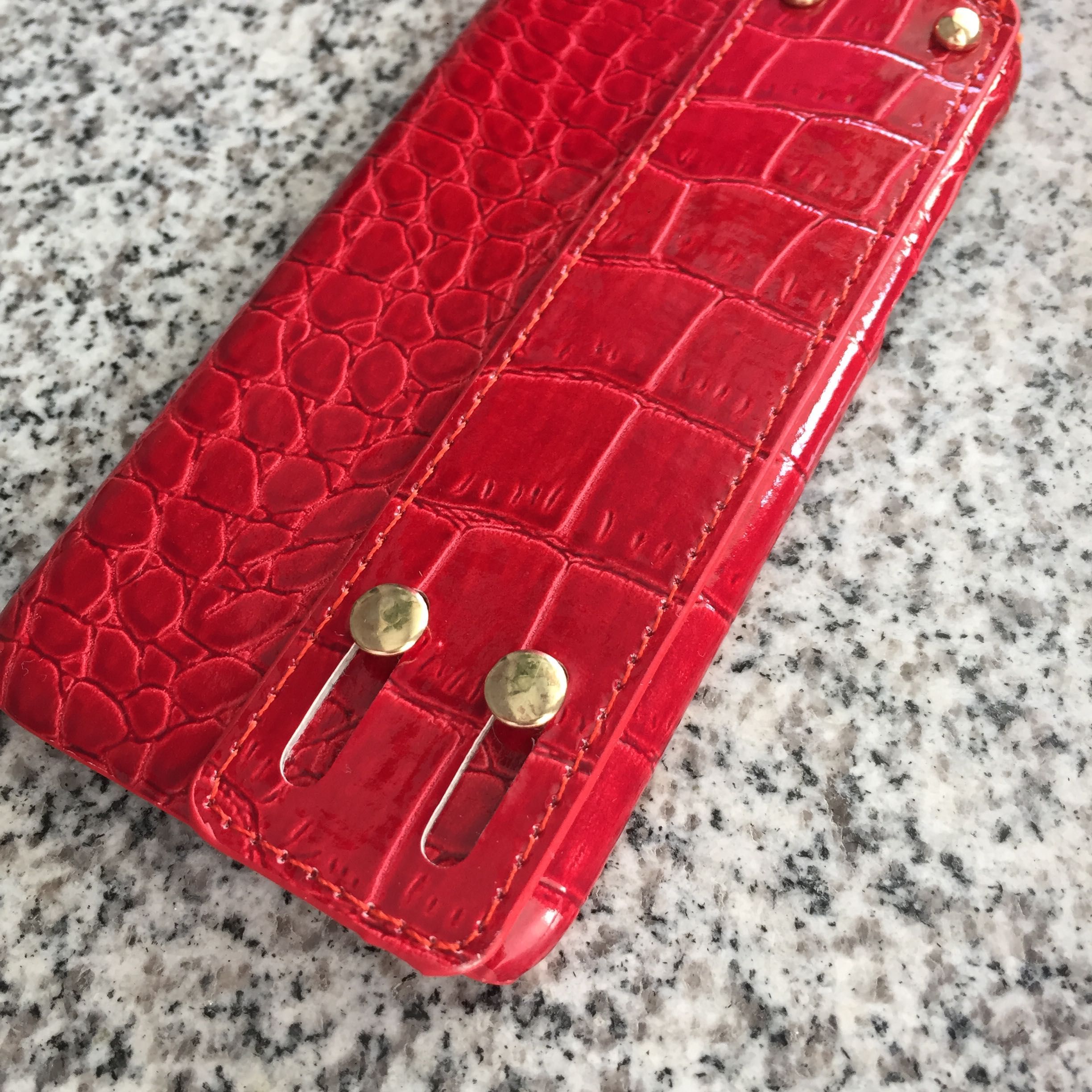 Husa rosie piele crocodil cu suport pt mana iPhone 6 6S
