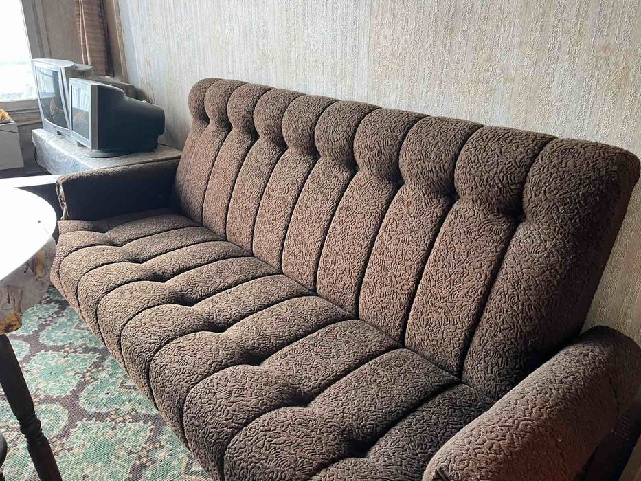 Мебели от дърво и  плоскости запазени