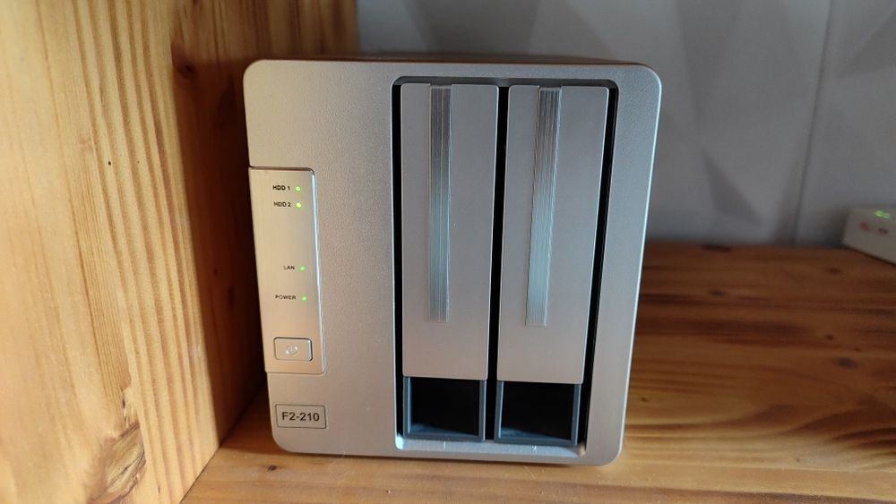 NAS Terramaster F2 210 + opțional 24 TB WD