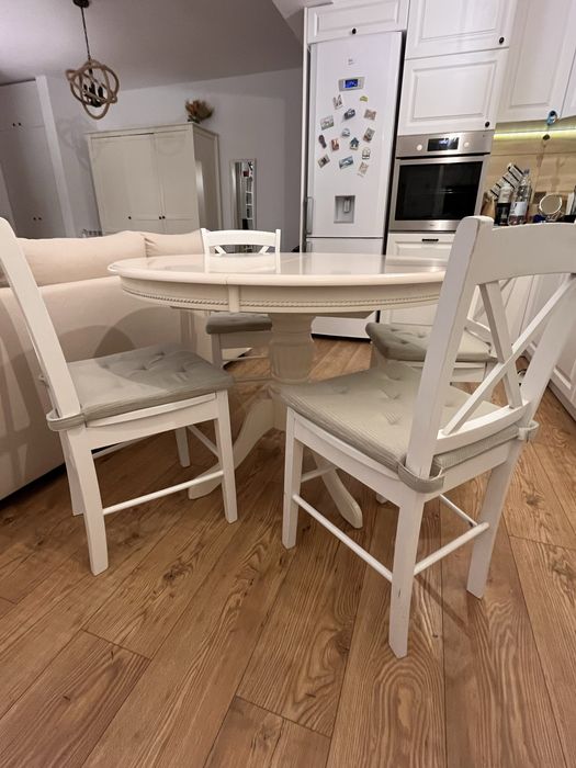 Masa extensibila Ikea Ingatorp cu scaune si perinute