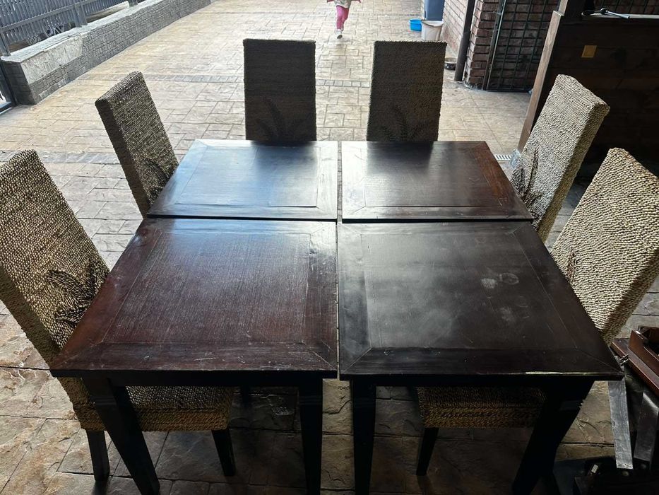 масивни дървени столове  и дървени маси