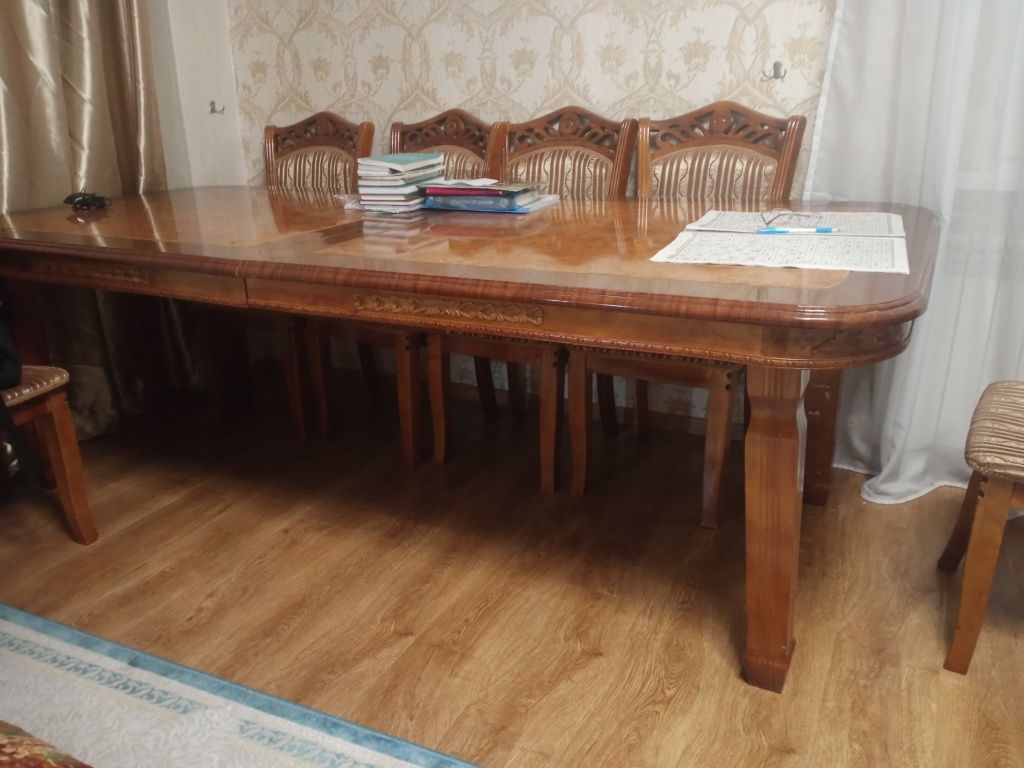 Продается стол со стульями