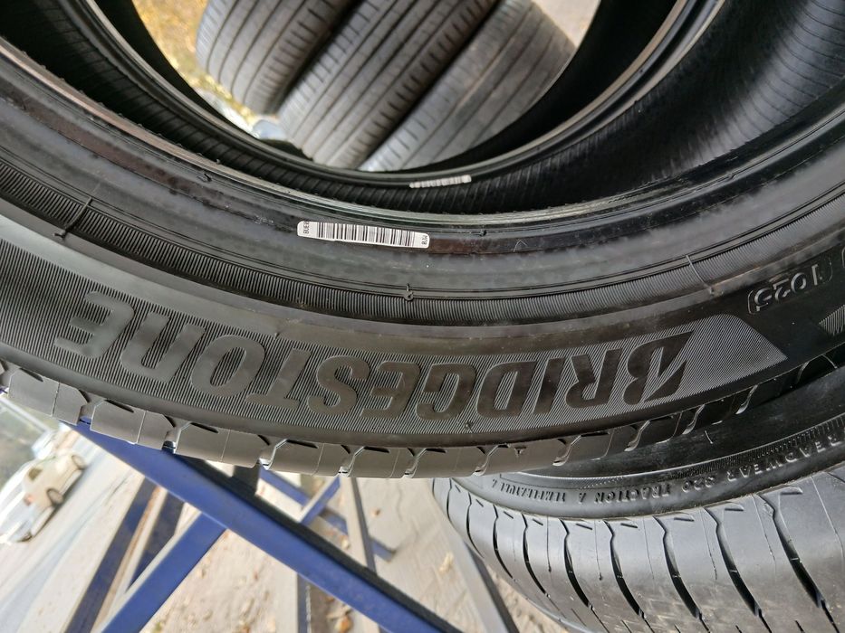 Bridgstone Turanza 235/45R18