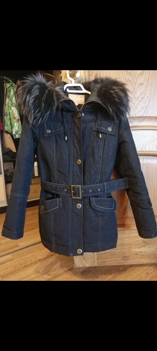 Продам зимнюю куртку 42 размер