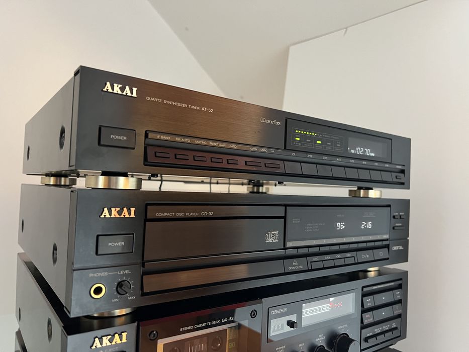 Linie Akai deck GX-32, amplificator AM-32, CD-32, tuner AT-52
