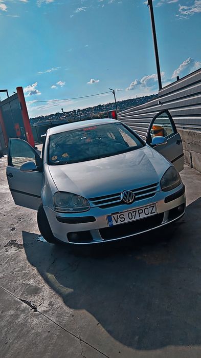 Vând Golf 5  / 1.6Fsi