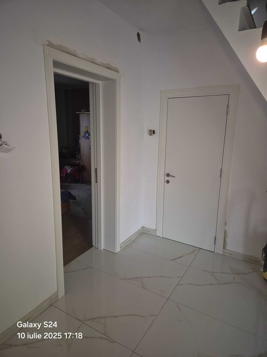 Montam geamuri și uși de interior și exterior