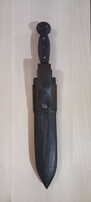 Кама, "ергенска",дървена кания с кожен държач.