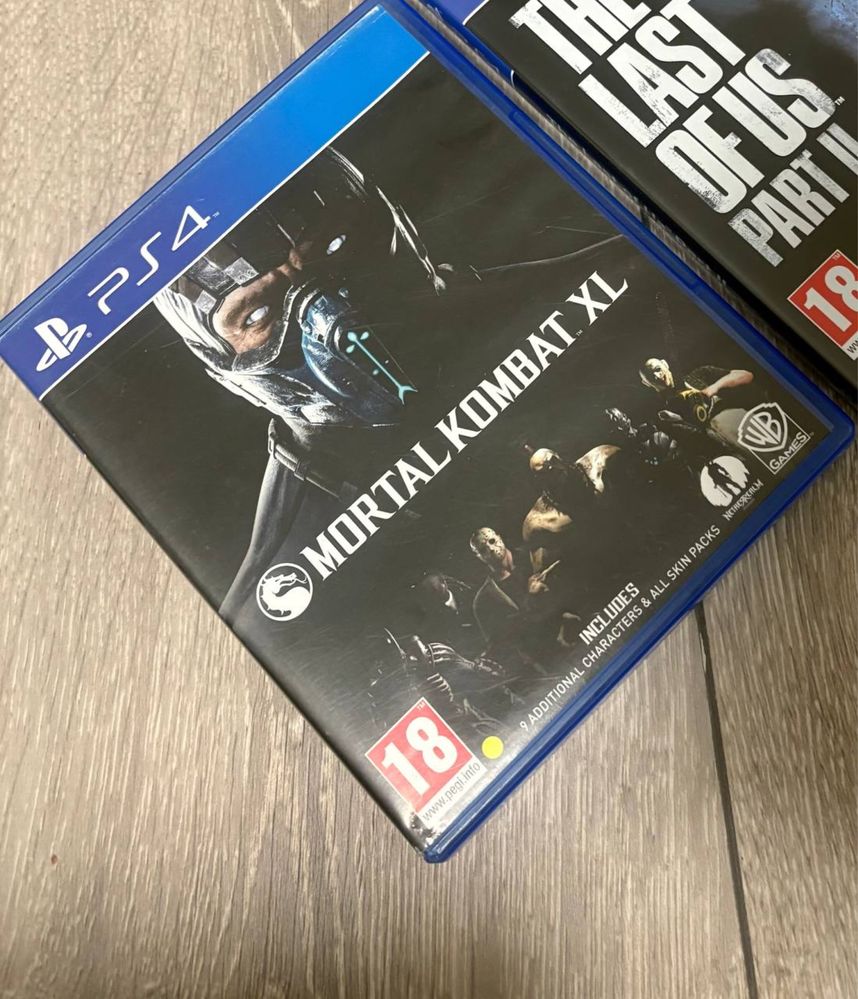 PS4 с два геймпада + диск Mortal Kombat XL