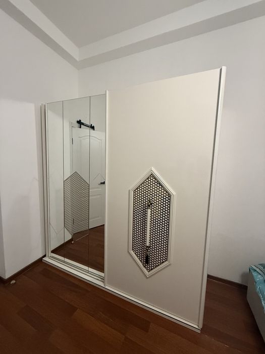 Шкаф-купе с зеркальными дверями