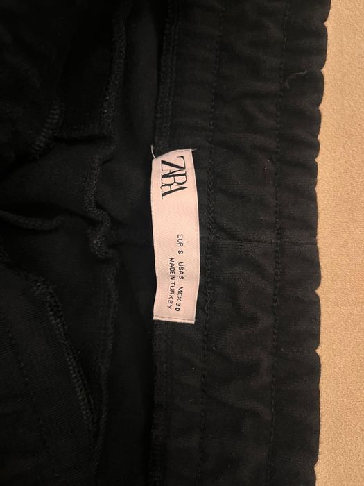 Комплект суитшърт с качулка и панталон черен цвят