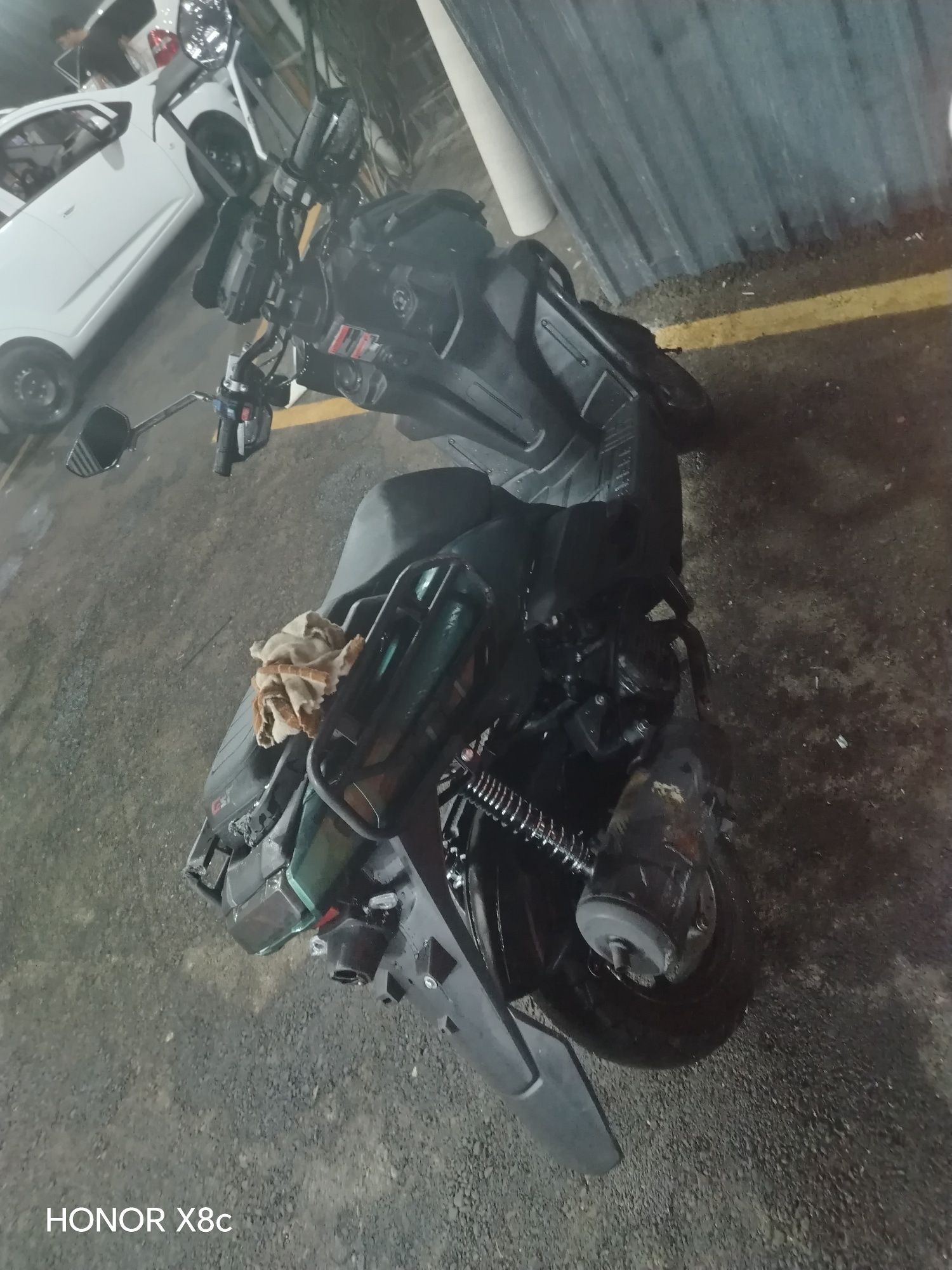 Sukuter tank JST