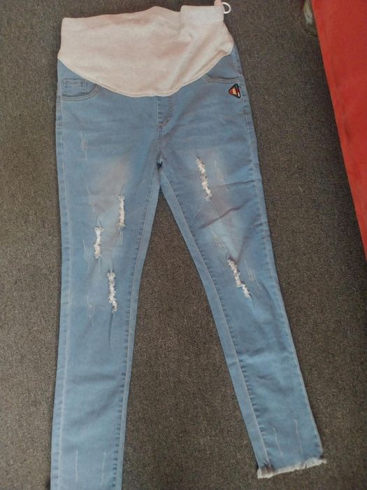 De vânzare 2 perechi blugi si 1 pereche decolanți pentru  femei