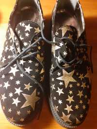 Papuci cu model de stele