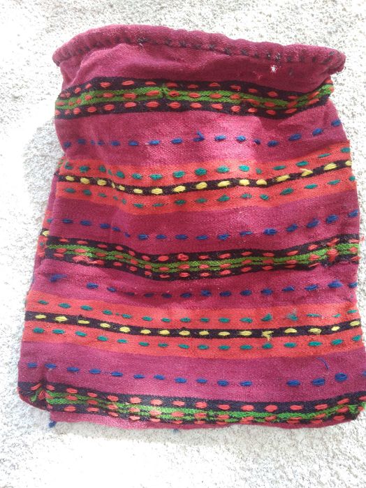 Автентични  фолклорни вещи: торбички, люлка/цедилка и черга/пътека