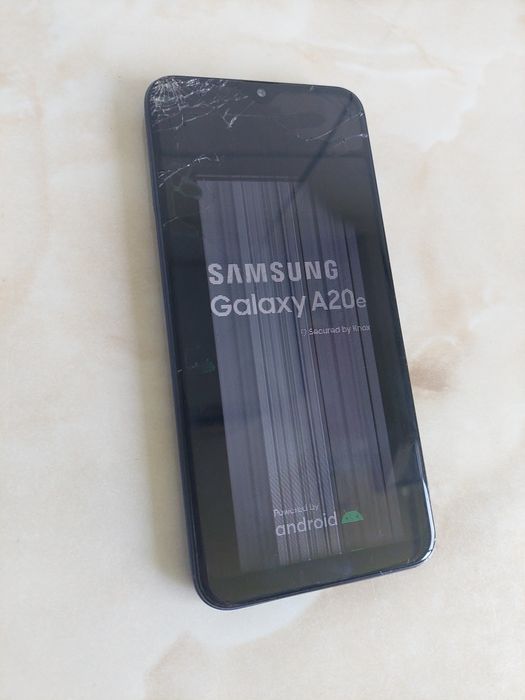 Vând Samsung Galaxy A20e cu ecranul spart, pentru placă //poze reale