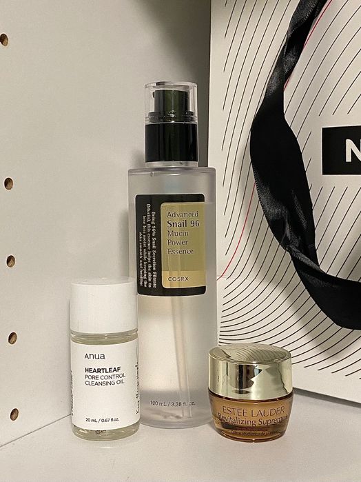 Бяла козметика, anua, estee lauder, cosrx