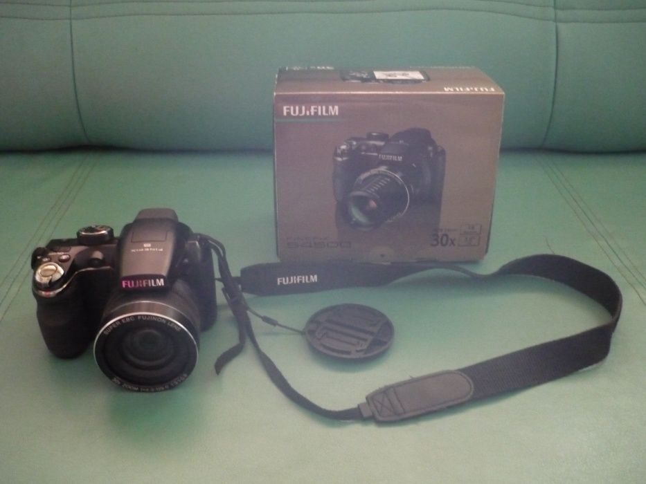 Aparat foto FUJIFILM S4500 cu geanta si accesorii