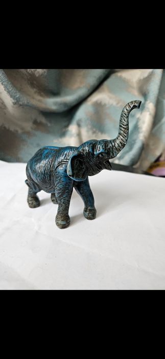 Elefant cu trompa în sus