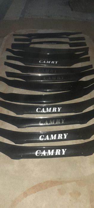 Продам ветровик капота