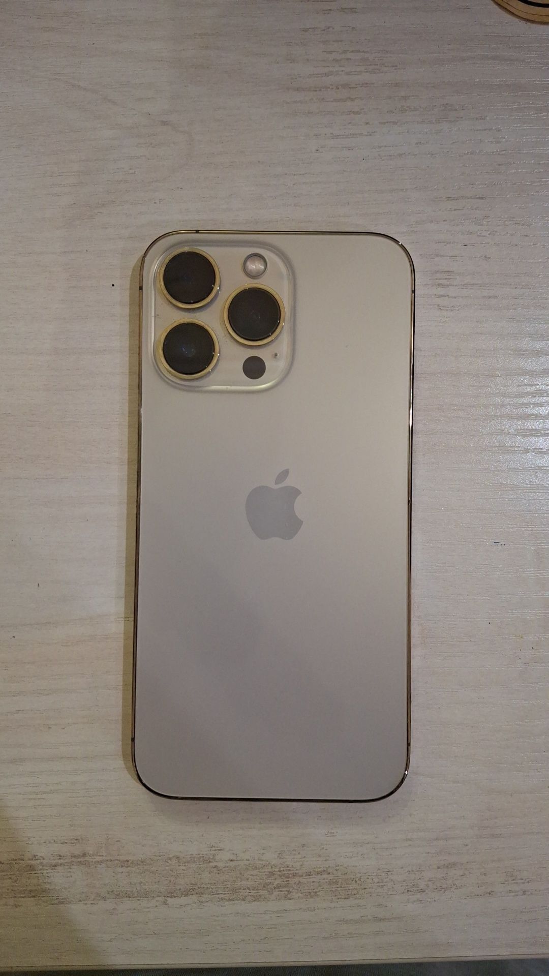 Золотистый iPhone 13 Pro.