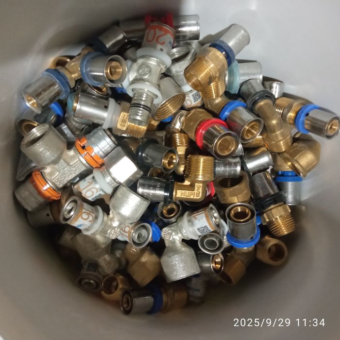 Vând coturi pentru sertizare și distributoare