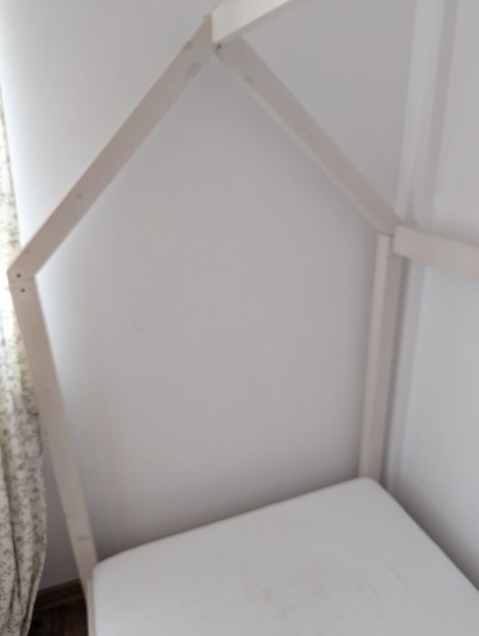 Pat 90cm pentru copii de tip căsuța din lemn