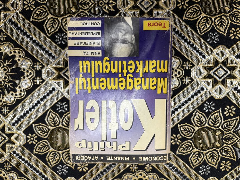 Vand carti adolescenti la jumatate de pret