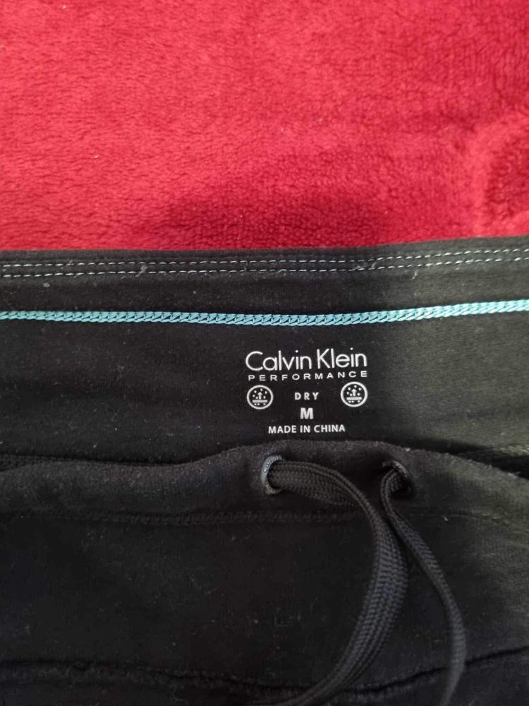 Vând panataloni de trening Calvin Klein