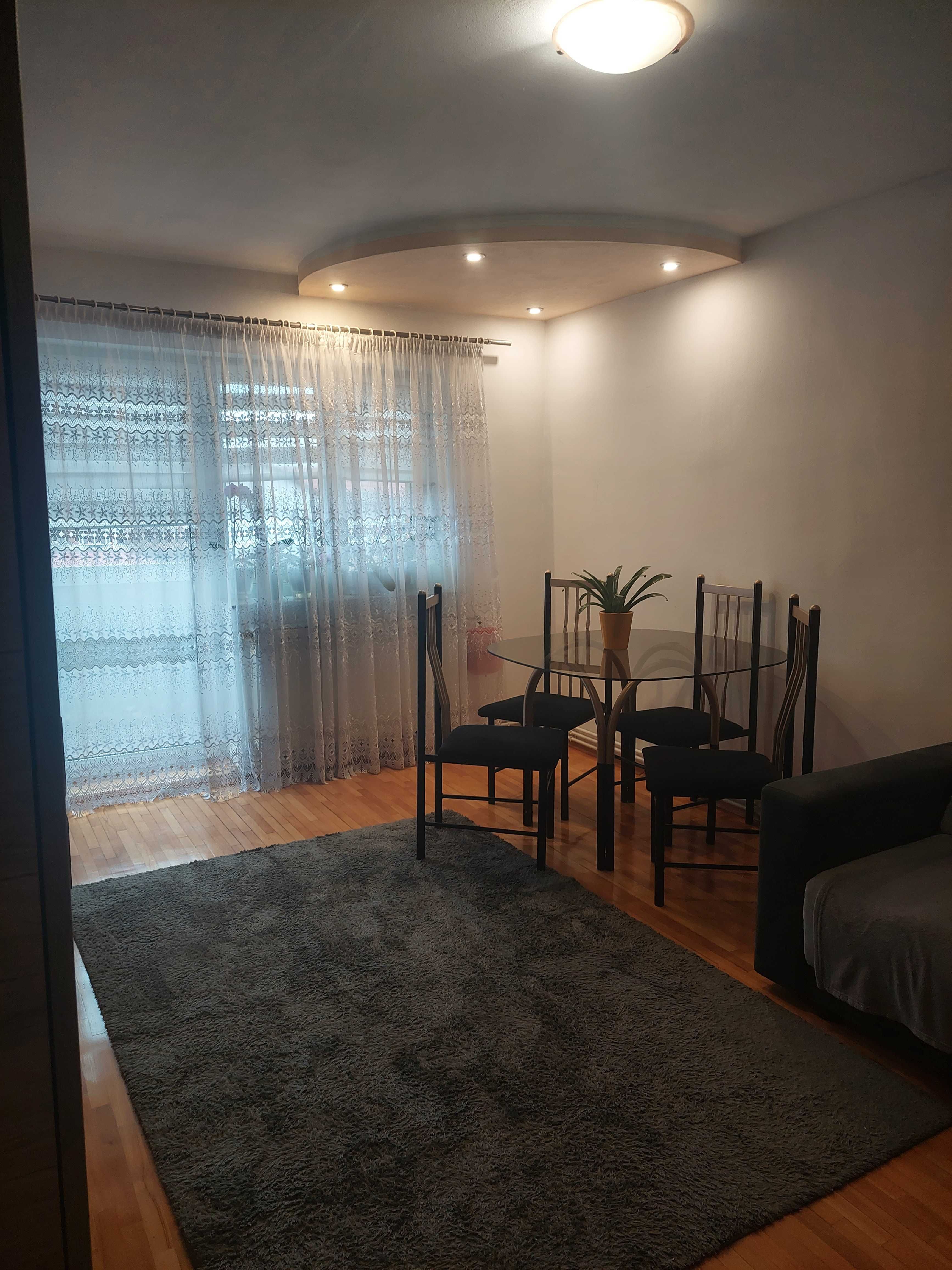 Vand apartament cu 3 camere in Centru