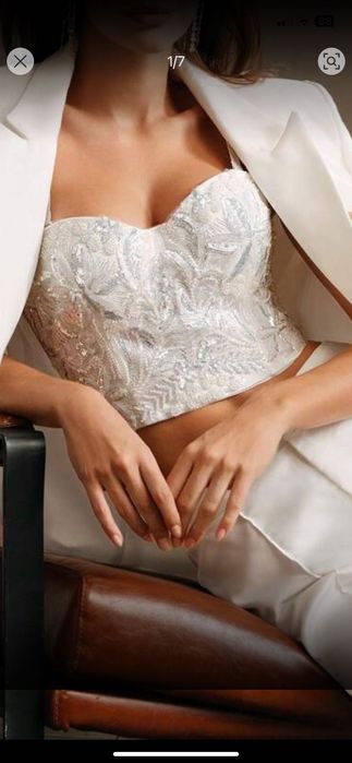 Бял корсет с блестящи елементи