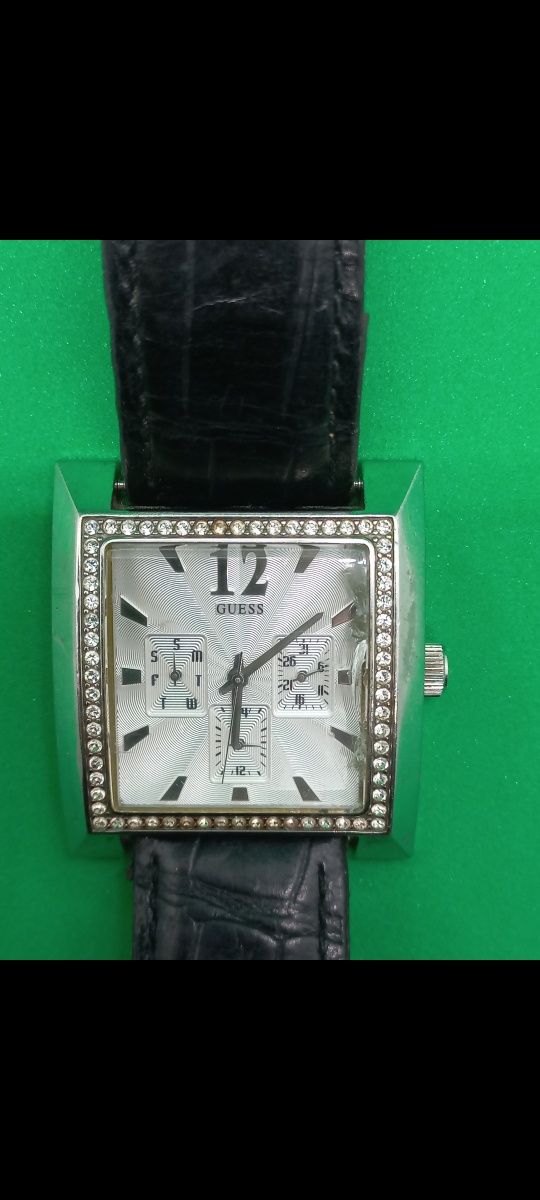 GUESS Timeless beauty