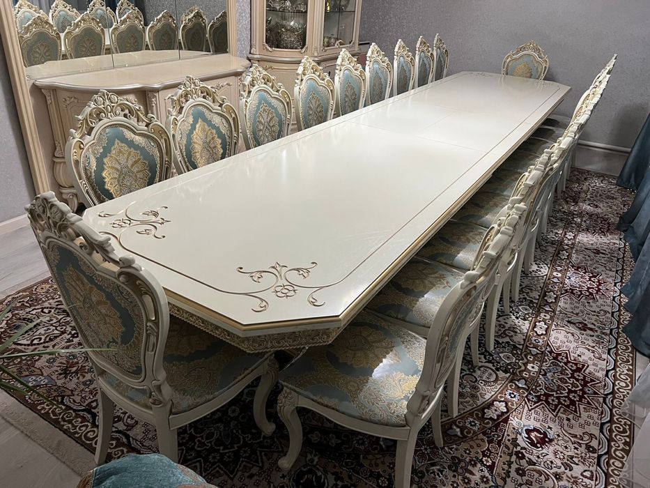 Стол(раздвижной,до 5м), 20стульев, сервант и большая тумба с зеркалой