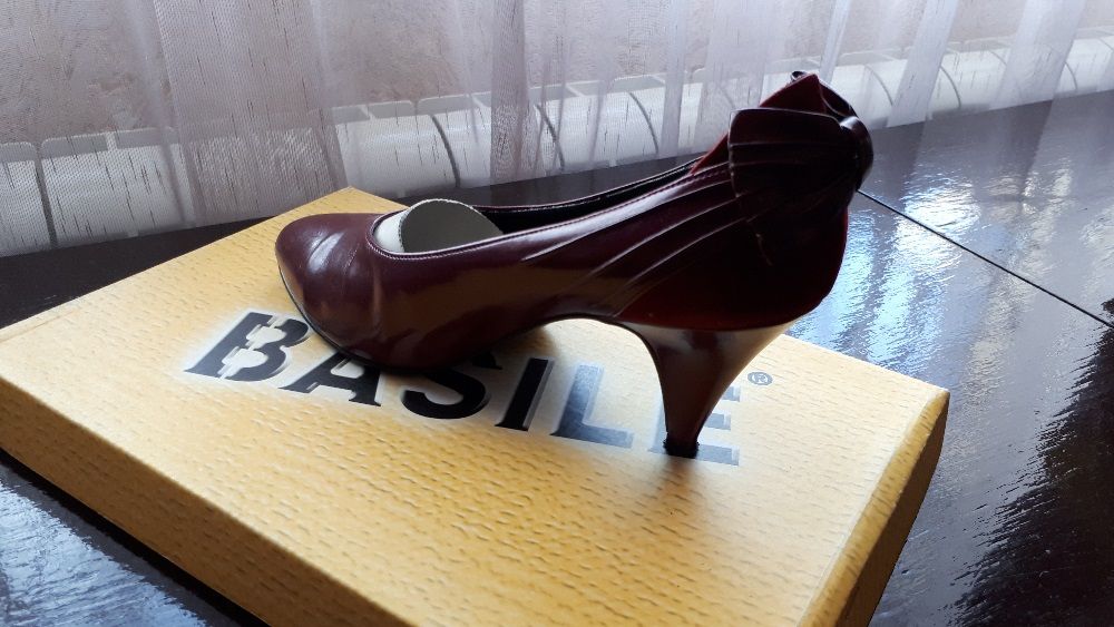 Обувки дамски тъмно червени , официални, с панделка отзад.