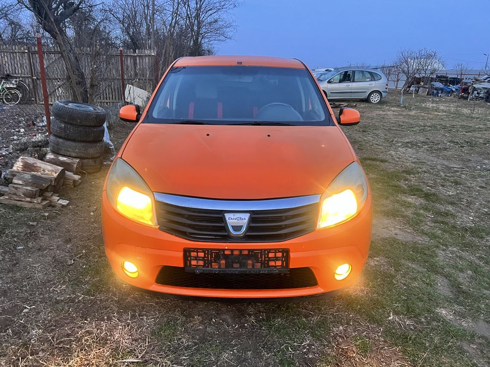 Vand bara fata/capota-aripi/faruri/trager etc Dacia Sandero 2008/2012