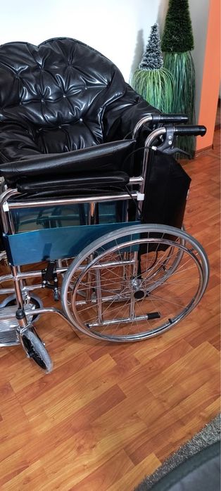 Scaun cu rotile din otel, piele ecologica, sezut 46 cm, frane pe maner