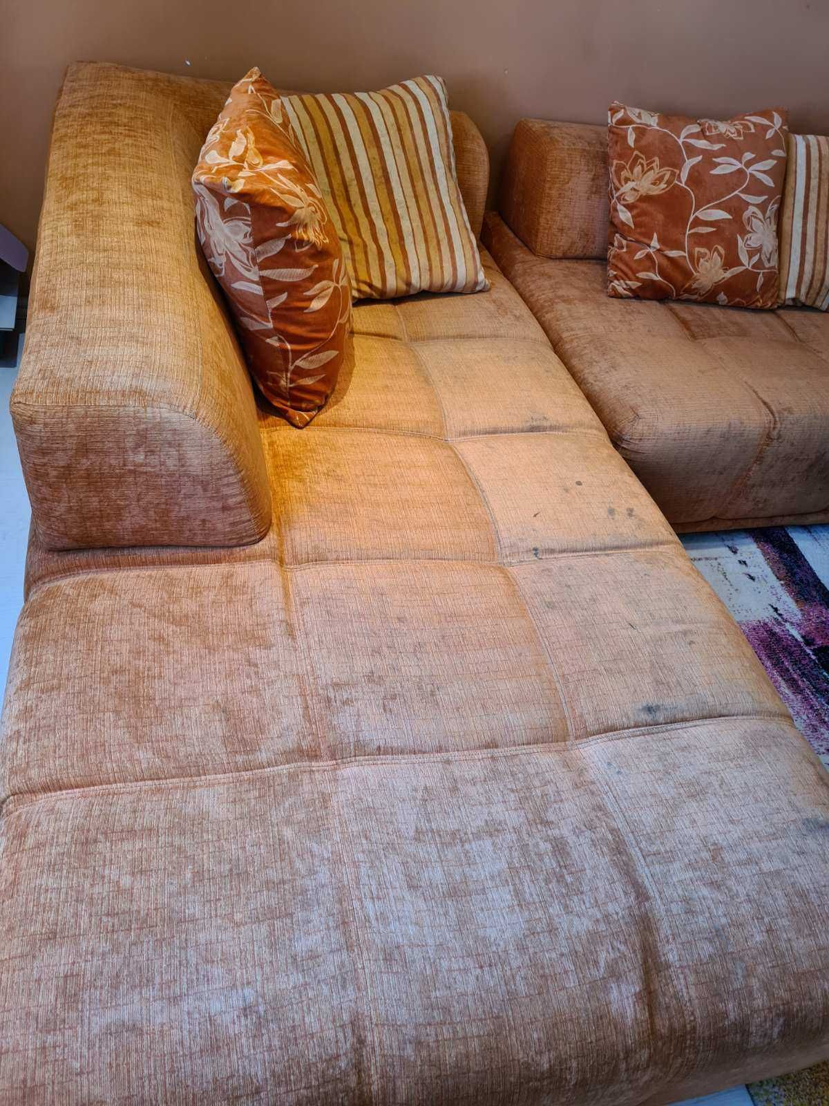 Ъглов диван от две части с декоративни възглавници дневна