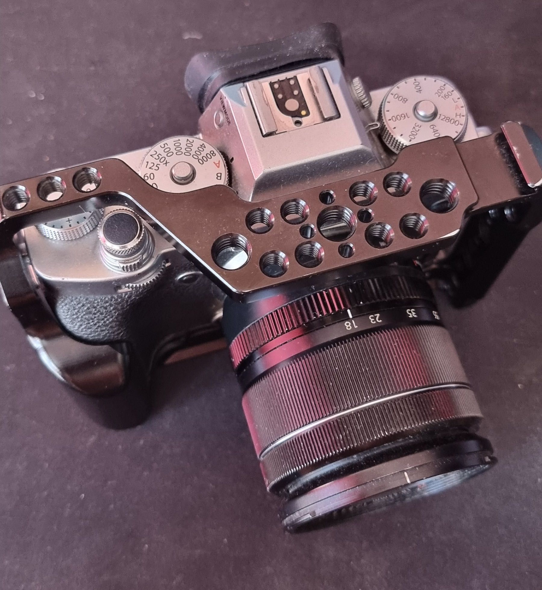 Fujifilm X-T3 + Obiectiv 18-55mm + Smallrig Cage +  2 baterii extra