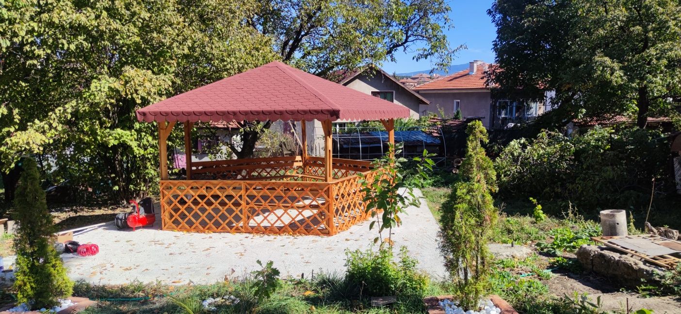 Дървена беседка и шатра