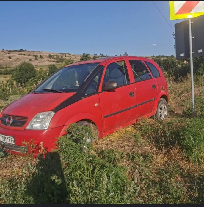 Opel meriva culoare roșie