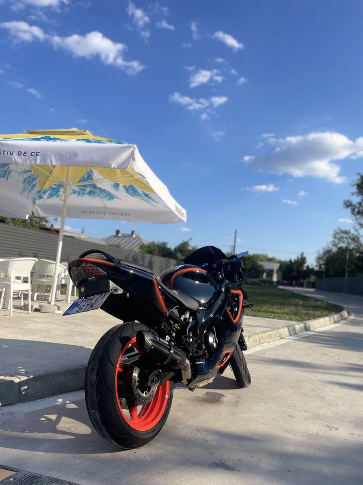 Honda F4i Custom, limitată 35Kw